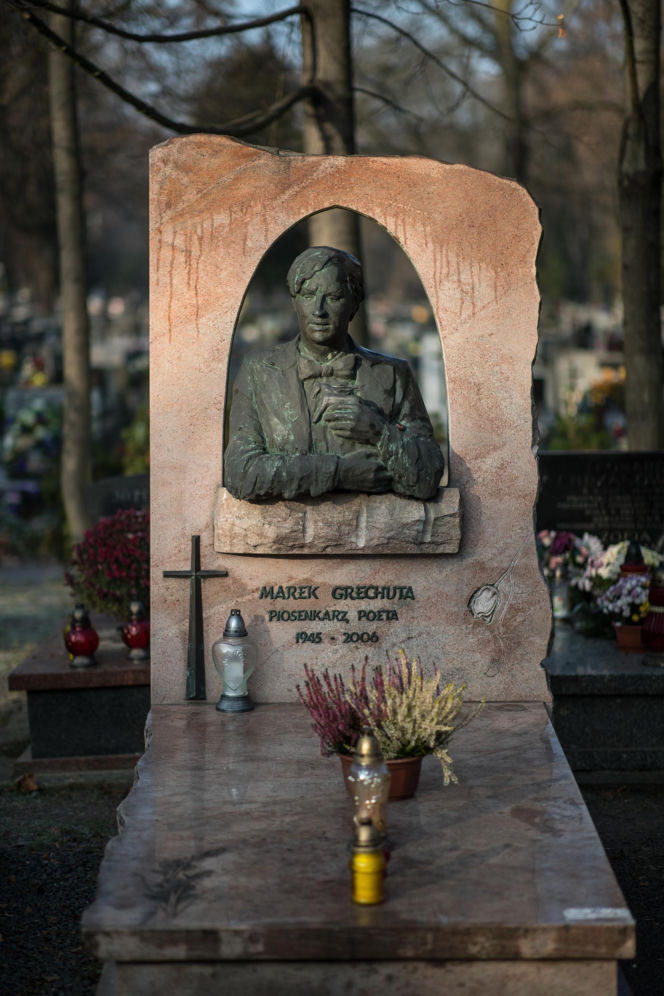Kraków pamięta. Na grobie Marka Grechuty zawsze palą się znicze. Jeden szczegół jego grobu chwyta za serce
