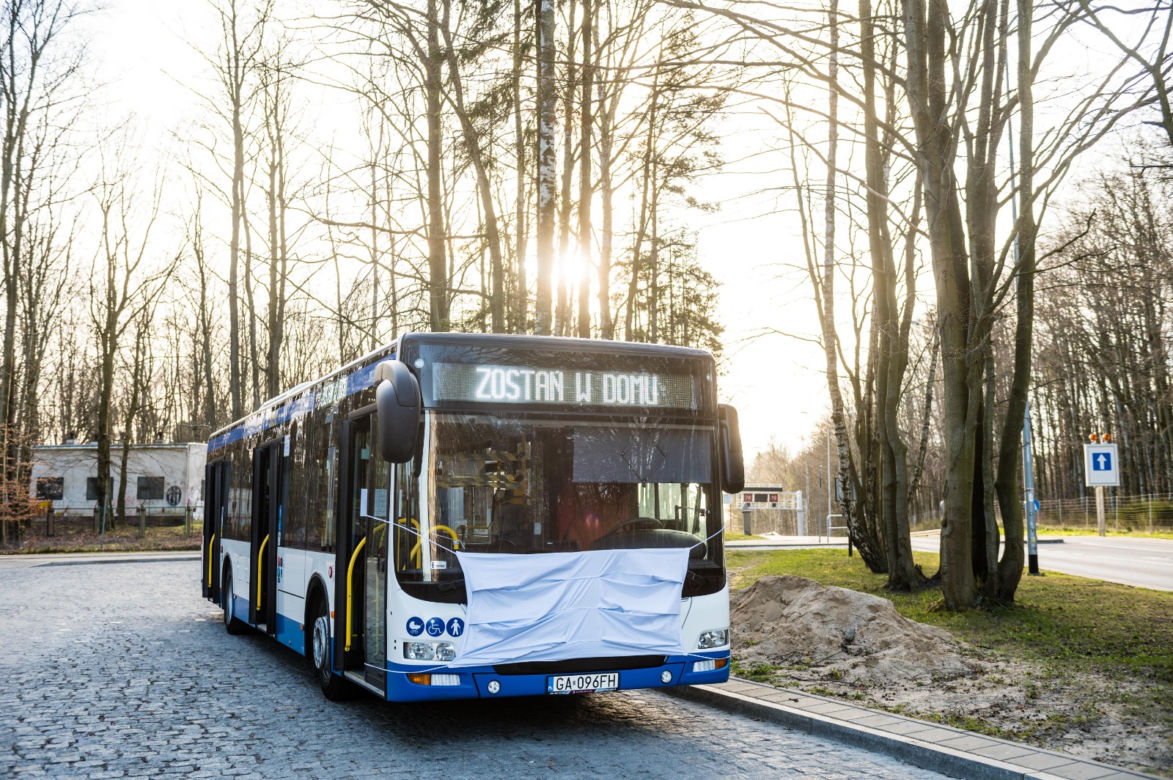 Autobusy w Gdyni, zachęcają do noszenia maseczek
