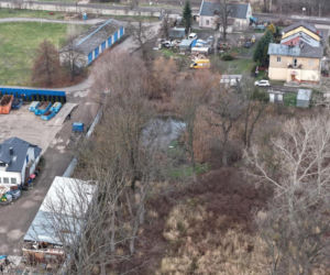 Wstrząsające odkrycie na prywatnej posesji. W stawie znaleziono ciało kobiety