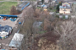 Wstrząsające odkrycie na prywatnej posesji. W stawie znaleziono ciało kobiety