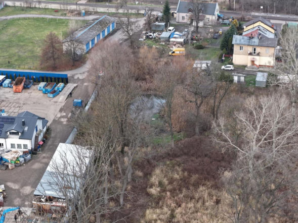 Wstrząsające odkrycie na prywatnej posesji. W stawie znaleziono ciało kobiety