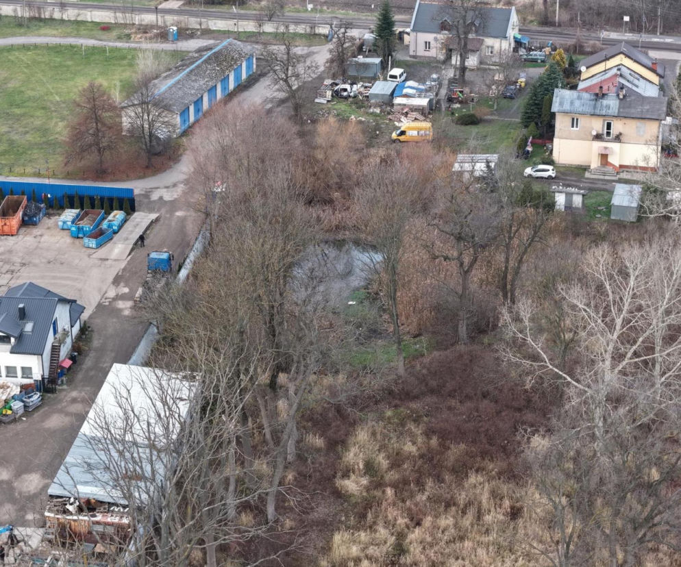 Wstrząsające odkrycie na prywatnej posesji. W stawie znaleziono ciało kobiety
