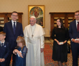 Tak wyglądają starsze dzieci Morawieckiego. Syn to kopia premiera. Córka to piękność