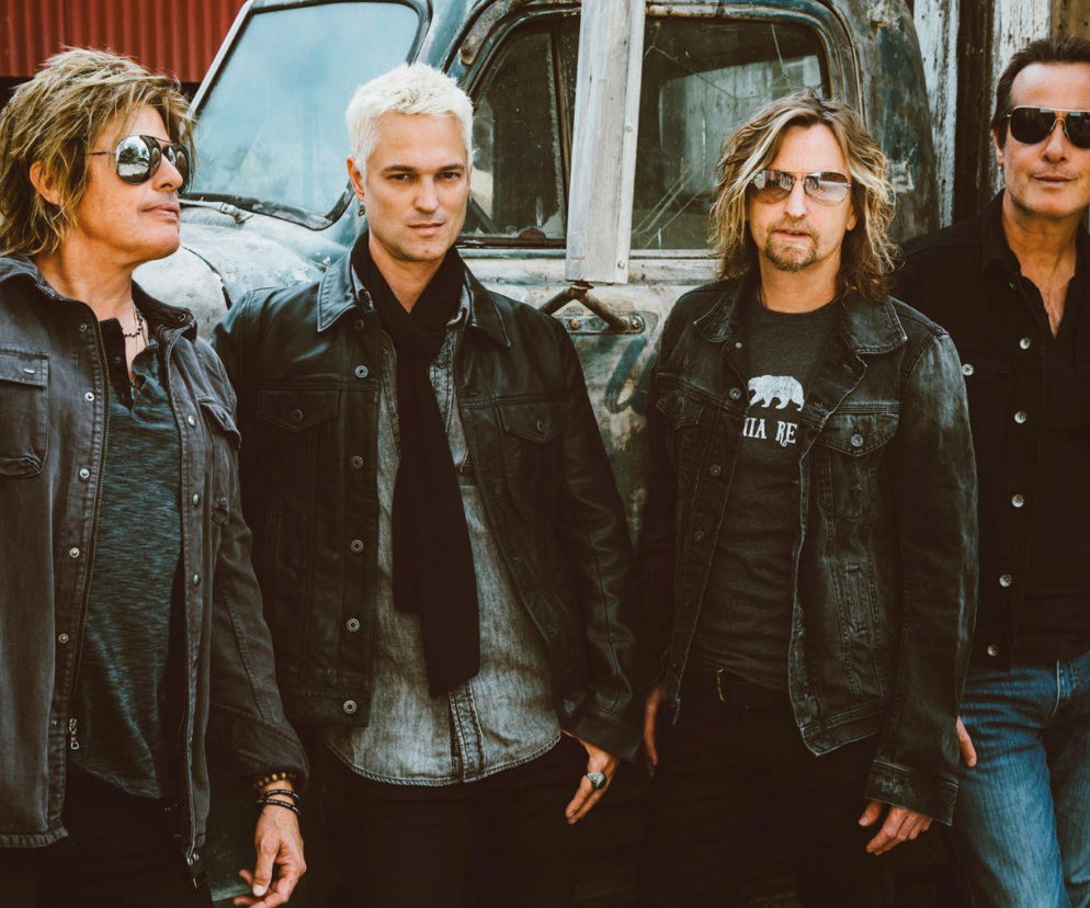 Muzycy zespołu Stone Temple Pilots na tle starego auta. O planach na nowy album przeczytasz na EskaRock.