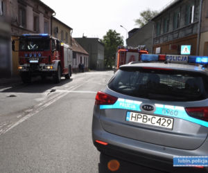 Policjanci uratowali ludzi z płonącego budynku w Ścinawie