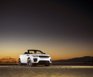 Dzieczyna Bonda Naomie Harris pozuje z Range Roverem Evoque kabrio