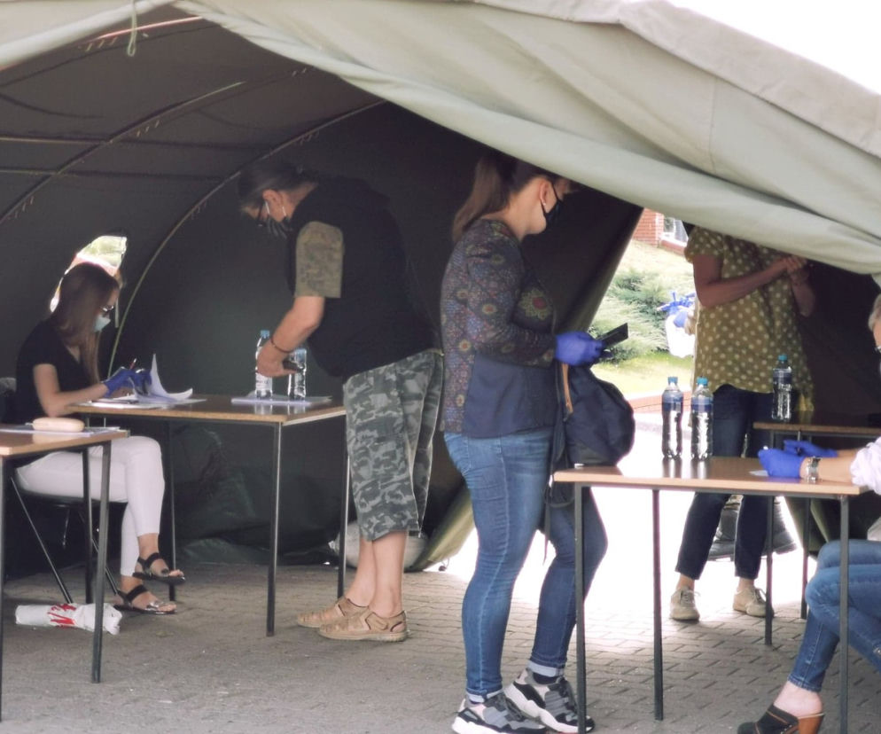 Trwają badania na obecność KORONAWIRUSA w Kaliszu! Długa kolejka w punkcie pobrań
