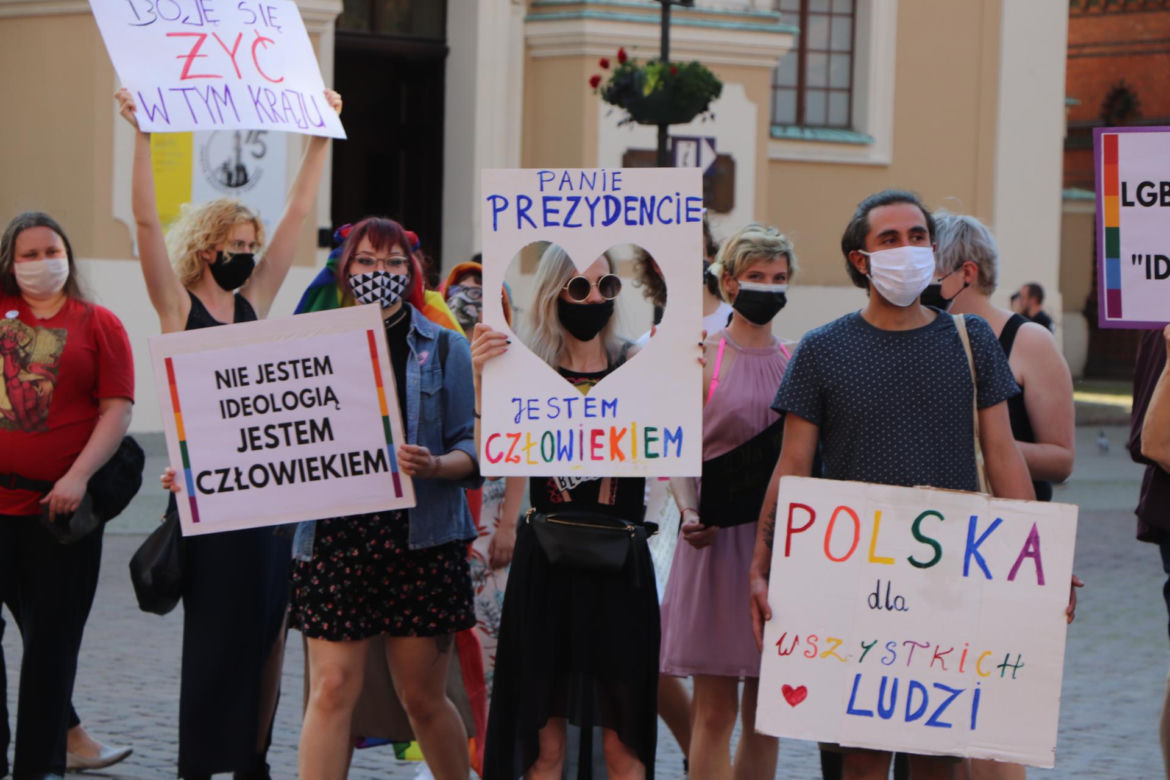 Za nami demonstracja wspierająca osoby LGBT w Toruniu. Konkretne hasła!