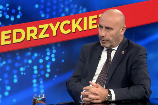 Prezes PGZ Adam Leszkiewicz siedzi w studio. O modernizacji armii i produkcji rakiet Piorun przeczytasz na Mediateka.