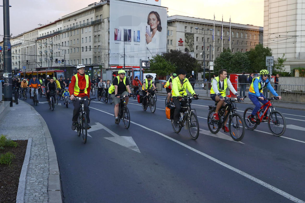Masa Krytyczna przejechała ulicami Warszawy. Gigantyczne korki w trzech dzielnicach [GALERIA]