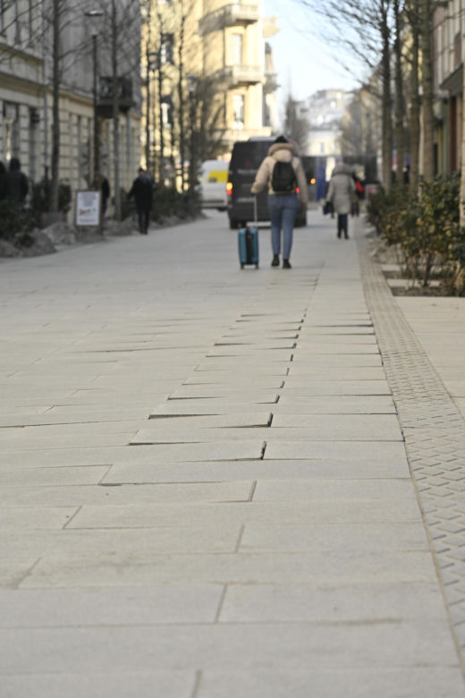 Deptak w centrum Warszawy za miliony w ruinie? Urzędnicy uspokajają, a internauci grzmią!