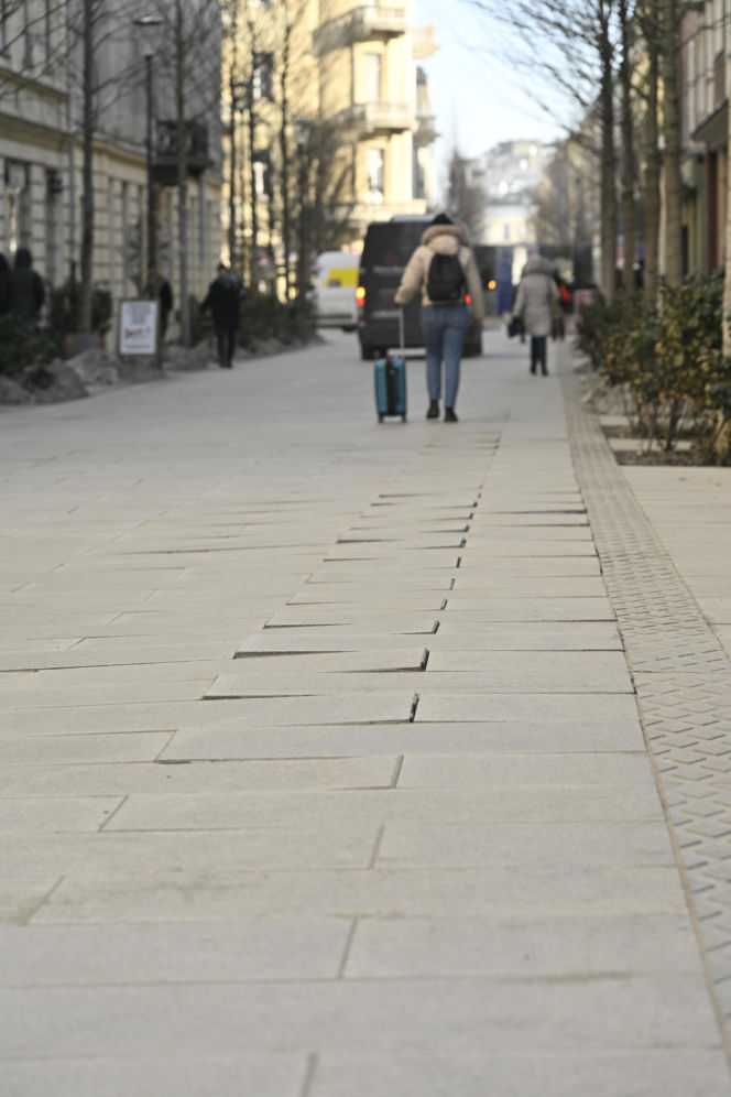 Deptak w centrum Warszawy za miliony w ruinie? Urzędnicy uspokajają, a internauci grzmią!