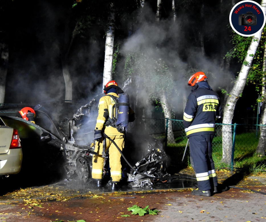 Mercedes płonął jak pochodnia. Pożar auta na Woli