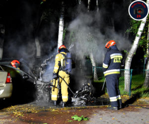 Mercedes płonął jak pochodnia. Pożar auta na Woli