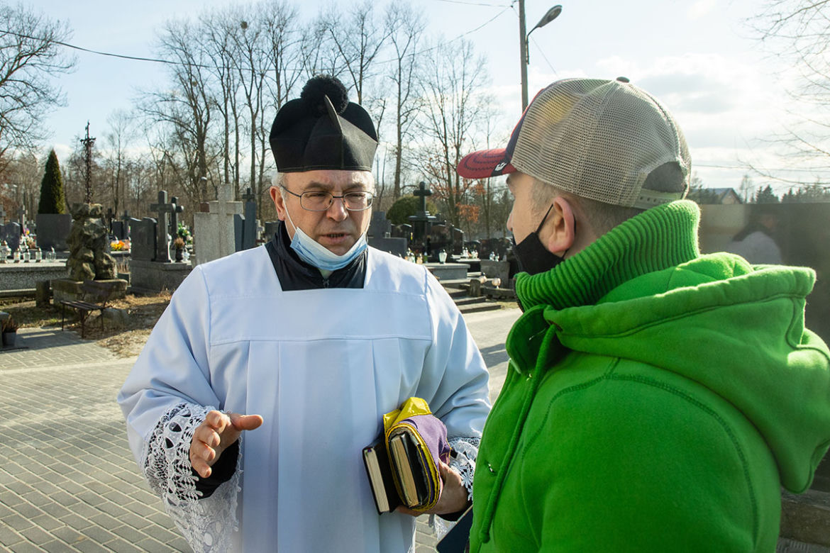 Wynieśli z cmentarza 2,5 tony krzyży
