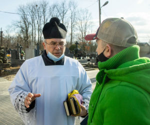 Wynieśli z cmentarza 2,5 tony krzyży