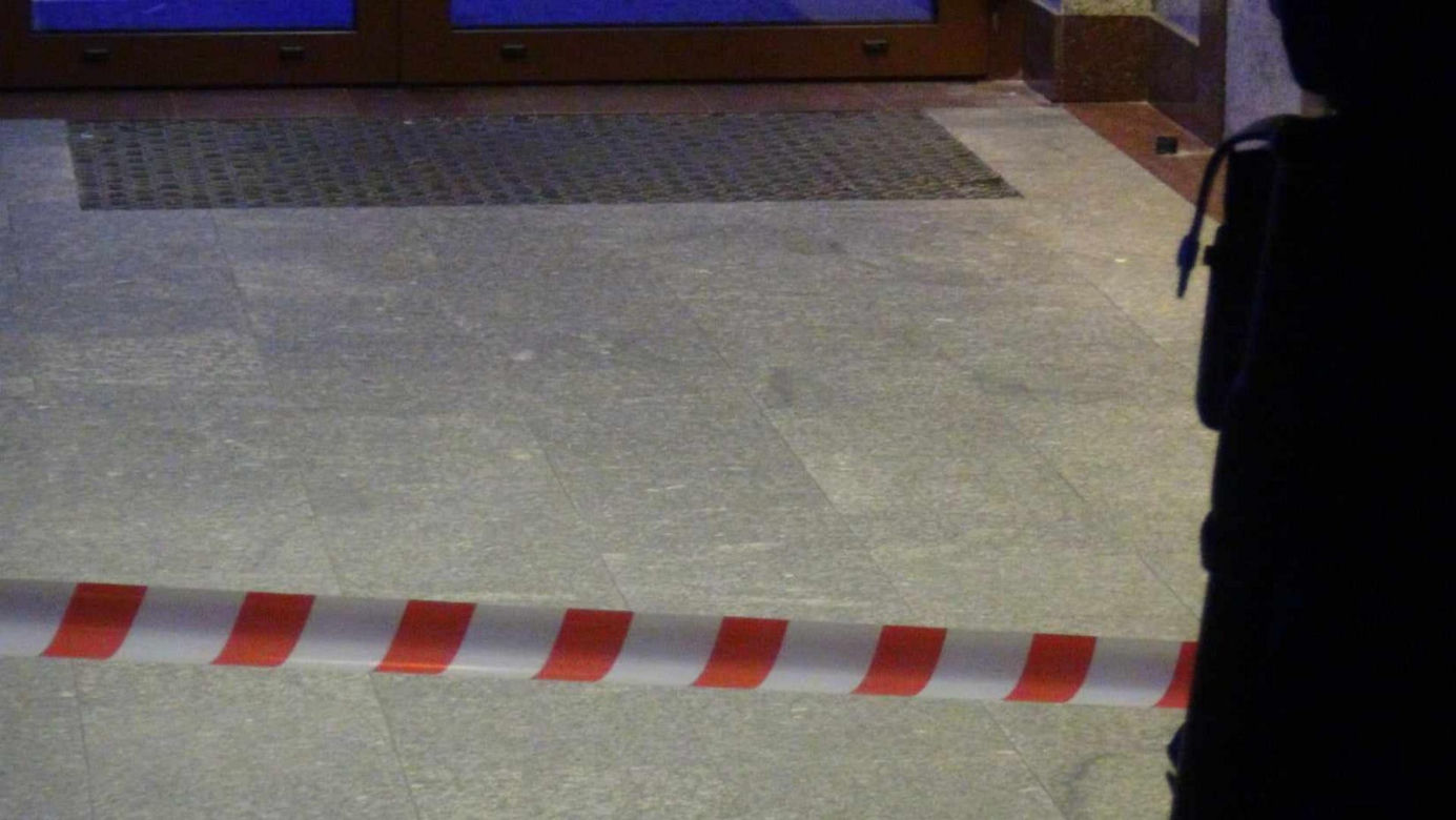 Atak nożownika na Woli. Ranny przebiegł kilkaset metrów i padł na ziemię. Zatrzymali jedną osobę, trwa akcja policji