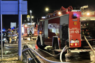 Kłęby czarnego dymu nad Bielanami. W ogniu stanął warsztat samochodowy
