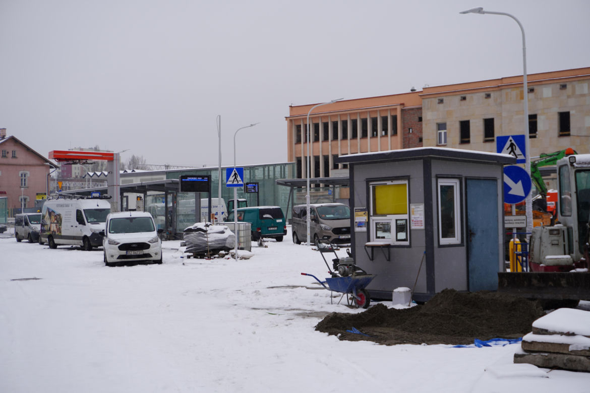 Nowy plac przed dworcem prawie gotowy. Kiedy zostanie otwarty?