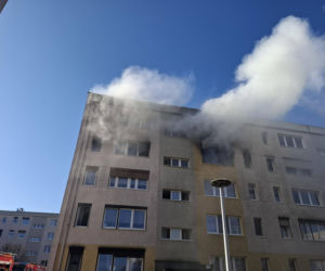 Pożar w bloku w Kościanie. Lokatorzy czekali na pomoc na balkonach