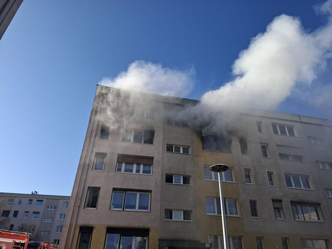 Pożar w bloku w Kościanie. Lokatorzy czekali na pomoc na balkonach
