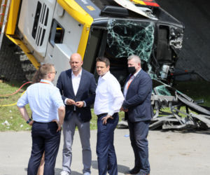 Autobus zawisł na moście Grota