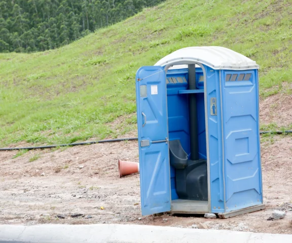 Cennik wynajmu toalet przenośnych 2026. Przydadzą się m.in. na placu budowy
