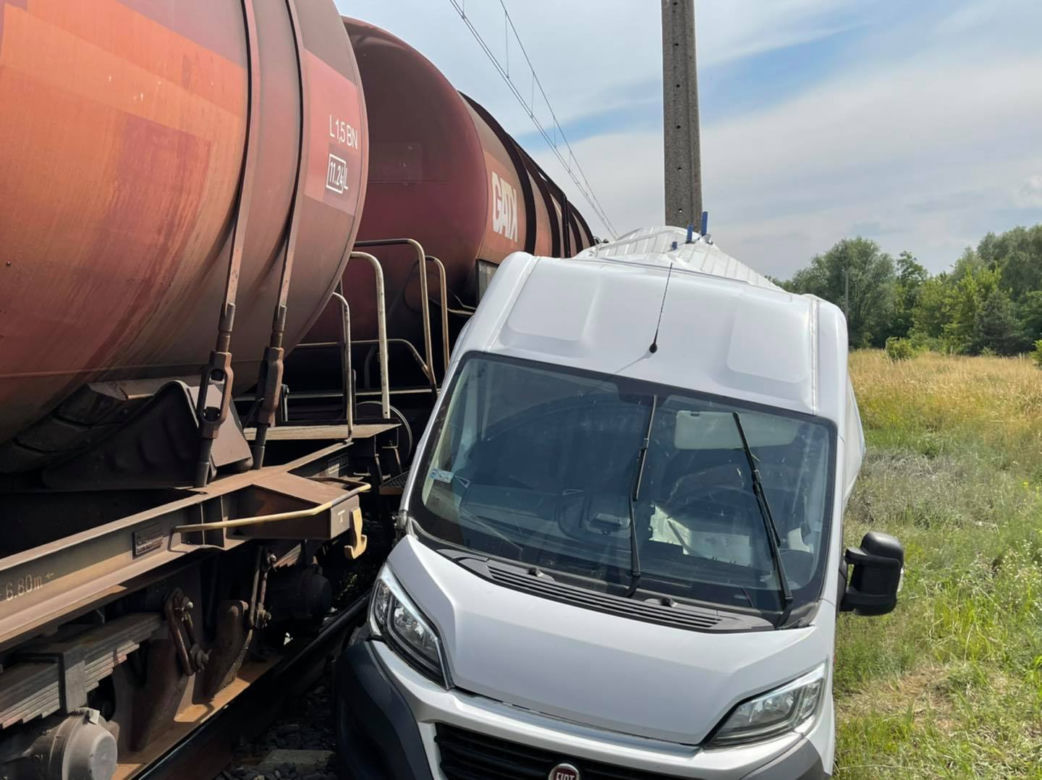 Gniezno: Wjechał wprost pod rozpędzony pociąg! To cud, że żyje 