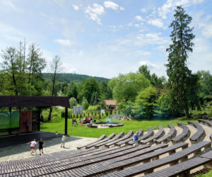 Unikalna wieś w Świętokrzyskiem. Szklany dom w Ciekotach przyciąga turystów