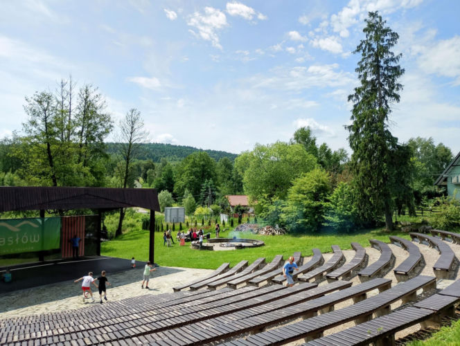Unikalna wieś w Świętokrzyskiem. Szklany dom w Ciekotach przyciąga turystów