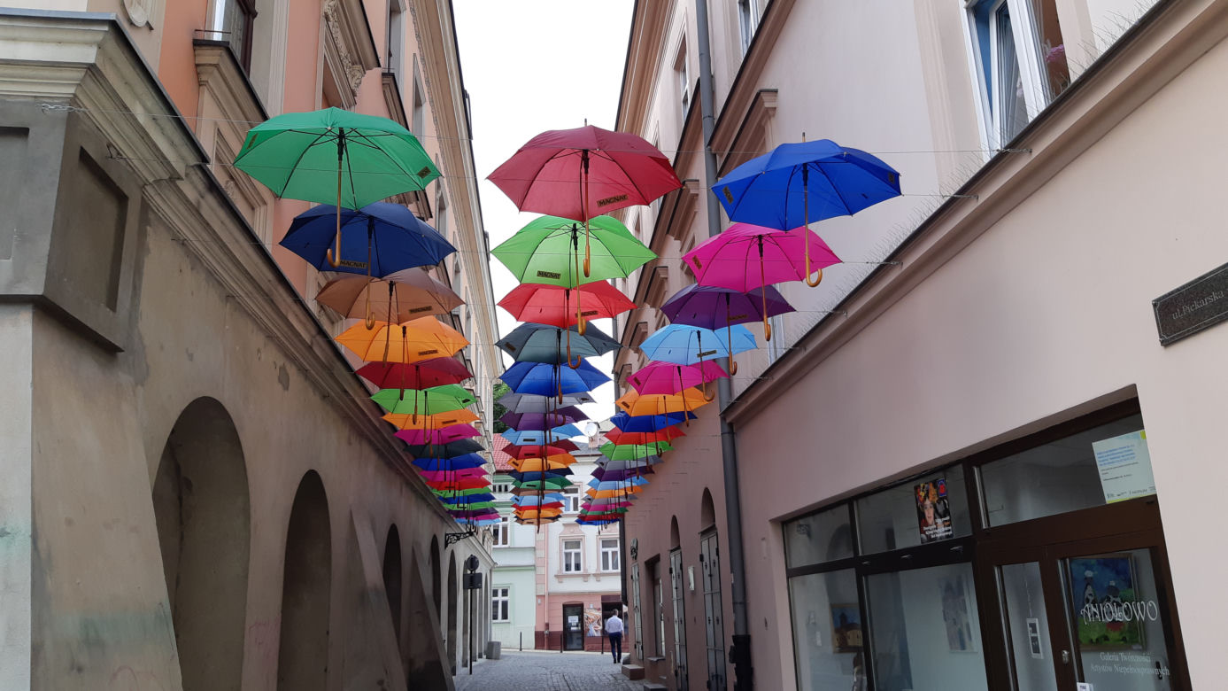 Kolorowe parasole letnią wizytówką Tarnowa