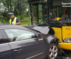 Czołowe zderzenie osobówki z autobusem miejskim