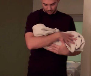 Ledwo przeciął pępowinę, już wirował z maluchem! Co za sceny na porodówce