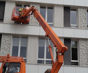 Odwiedziny z podnośnika w domu opieki