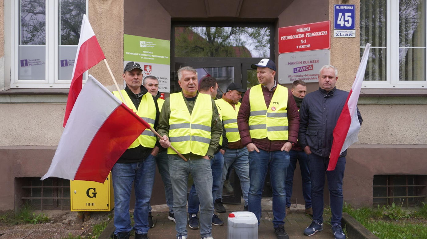 Rolnicy z Warmii i Mazur pod biurem posła Lewicy