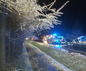 PILNE: Zablokowana droga nr 42. Zderzenie dwóch osobówek i dostawczego busa