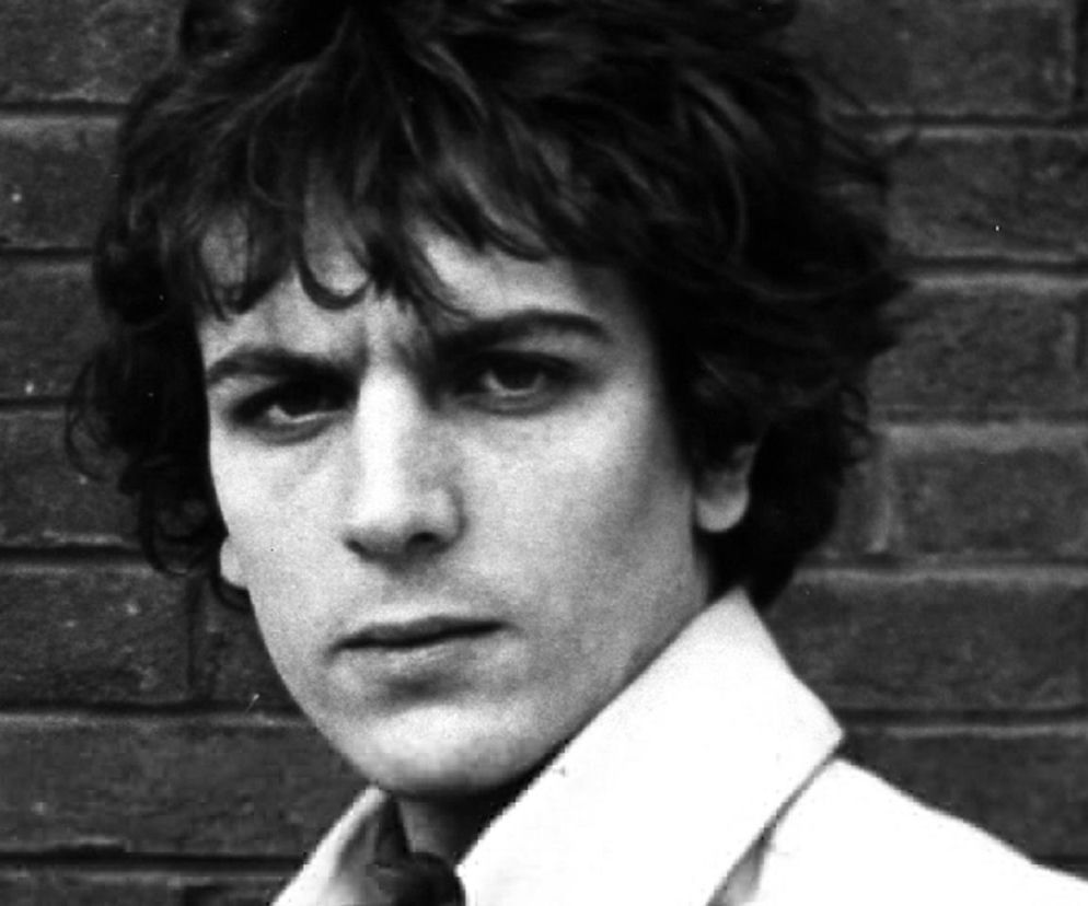 Syd Barrett z zespołu Pink Floyd na czarno-białym zdjęciu. O faktach z jego życia przeczytasz na EskaRock.