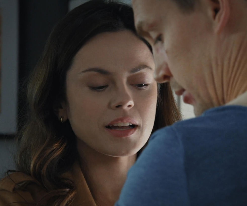 Paulina Lasota (Kasia) z Krzysztofem Kwiatkowskim (Jakubem) zbliżają się do siebie, ich dłonie przypadkowo się dotykają, co wywołuje napięcie. Emocje między byłymi małżonkami są wyraźne. Więcej o ich losach w M jak miłość na portalu Super Seriale.