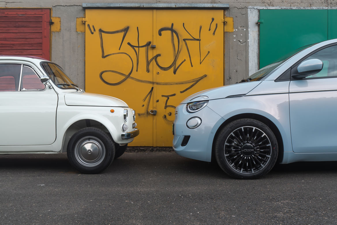 Elektryczny Fiat 500e i klasyczny Fiat 500