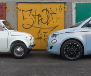 Elektryczny Fiat 500e i klasyczny Fiat 500