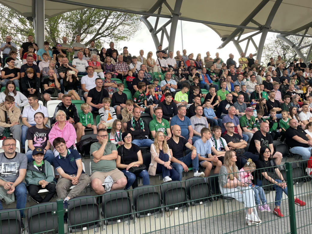 Kibice na otwarciu stadionu w Starachowicach