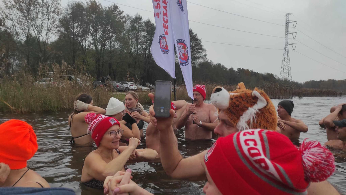 Zimna woda i intensywne opady śniegu. Morsy z woj. lubelskiego były zachwycone pogodą!