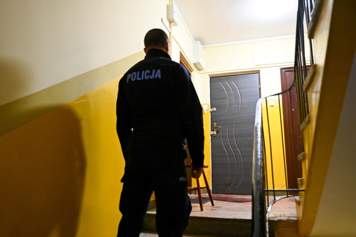 Dwa dni przed tragedią pozowali razem do zdjęcia. Dziś w mieszkaniu przy Bałtyckiej 3 nadal pracują śledczy