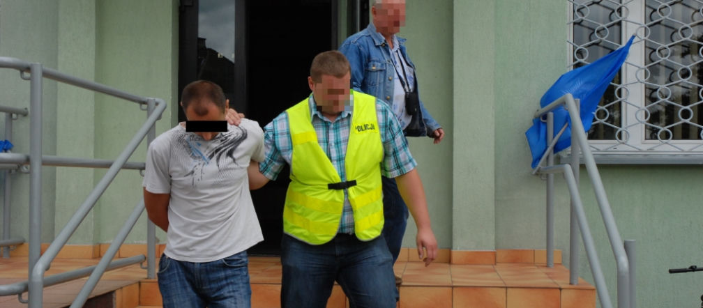 Przypalali żelazkiem żądając pieniędzy