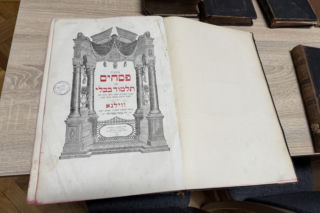 Warszawa: Policja odzyskuje skradzione żydowskie księgi. Znamy kulisy sprawy