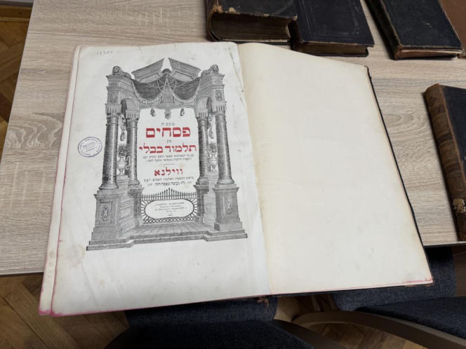 Warszawa: Policja odzyskuje skradzione żydowskie księgi. Znamy kulisy sprawy