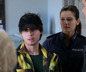 M jak miłość odc. 1600. Oskar Zych (Krystian Shepherd), Marcin (Mikołaj Roznerski), Barbara (Teresa Lipowska)