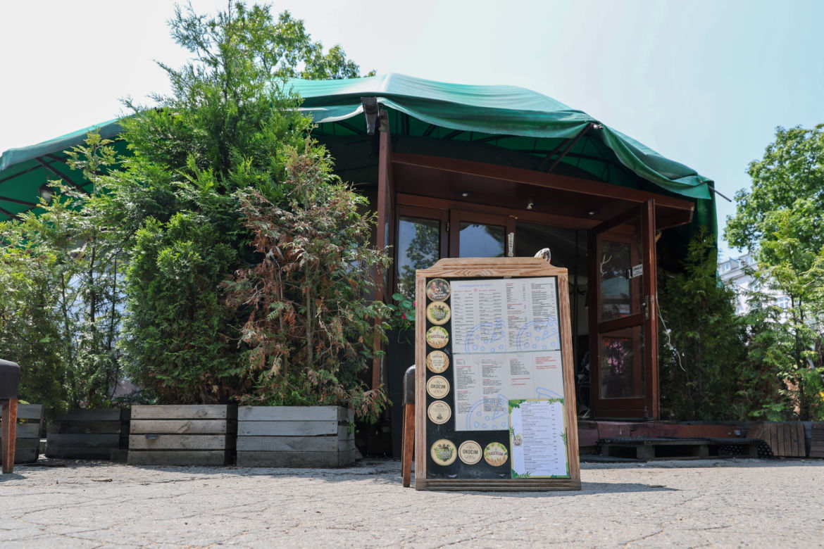 Kultowa pizzeria znika z pl. Narutowicza. Słynny "grzyb" poszedł do rozbiórki