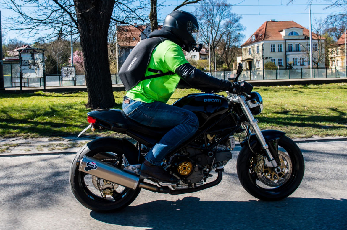Koronawirus w Trójmieście. Jeżdżą na motorach i pomagają seniorom