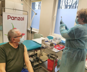 Szpital w Ostrowie rozpoczął szczepienia przeciw COVID-19